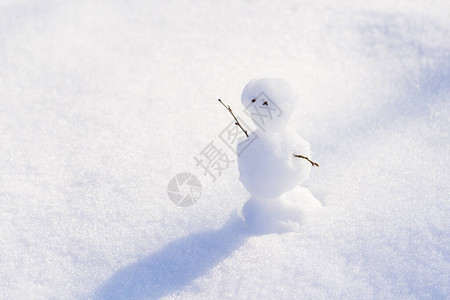 雪背景上的雪人概念你好圣诞节图片