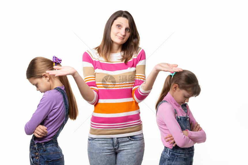 两个女孩争吵妈不知道如何调和母亲不图片