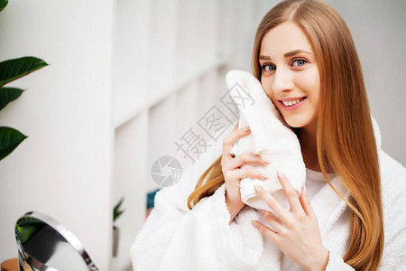 面部照护美丽的女人洗完澡图片