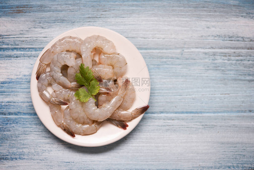 新鲜虾或海产食品架鱼白板上的生虾和做图片