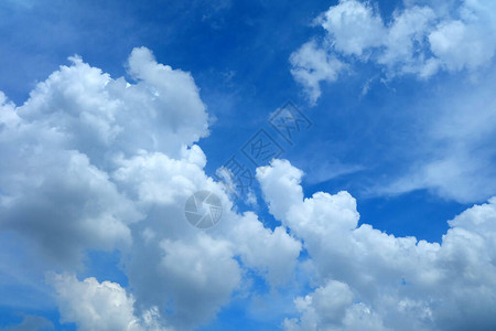 白云与美丽的蓝天背景图片
