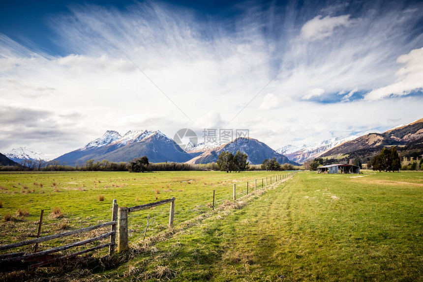 在新西兰天堂与格伦索奇之间的一个称为中地带的山地景观图片