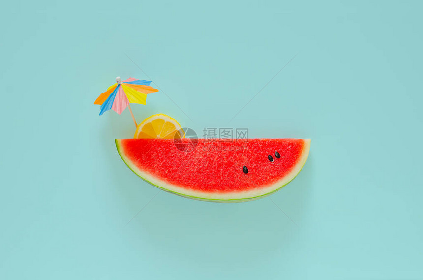 红西瓜蓝底带切片柠檬和鸡尾酒雨伞最低图片