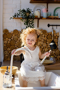 可爱的小女孩在家里玩环保木制玩具宝玩角色扮演厨图片