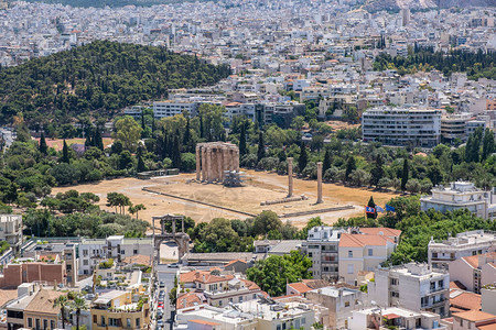 奥林匹亚宙斯神庙Olympieion或奥林匹亚宙斯柱从雅典卫城山神庙纪念碑和雅典市背景图片