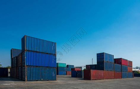 集装箱货港的堆放商业物流进口出运输概念图片