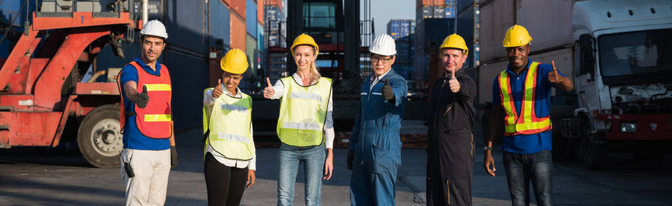 一群工头男女工人在集装箱货港检查装载集装箱码头男女员工业务物流进图片