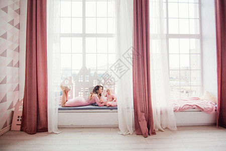 一个幸福的家庭一起坐在窗台上一家人坐在窗前微笑舒图片