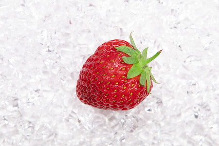 冰块上的新鲜草莓图片