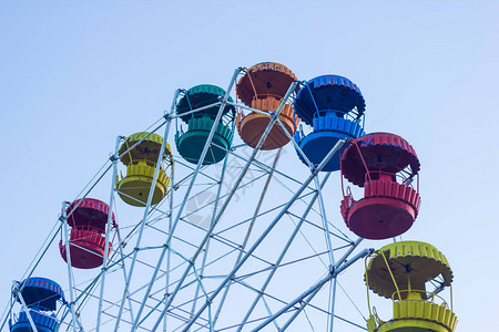 蓝天上的摩天轮公园里的彩色摩天轮图片