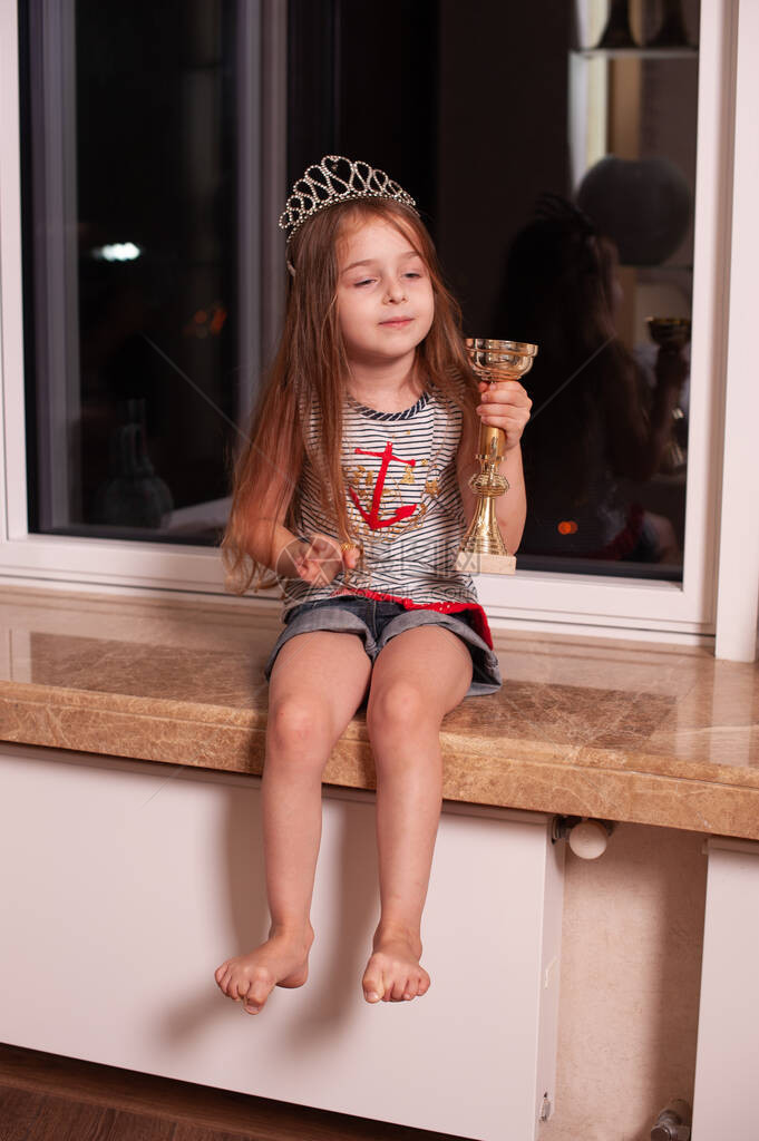 可爱的小女孩坐在窗台上5岁的女孩图片