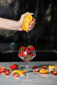 准备自制清爽草莓橙子和草莓果汁图片
