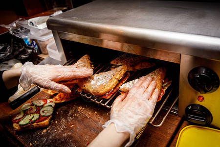 三明治制作配料顶视图厨师放在炉子里图片