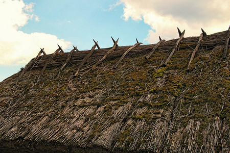 一个古老的传统农村茅草屋顶的特写镜头背景图片