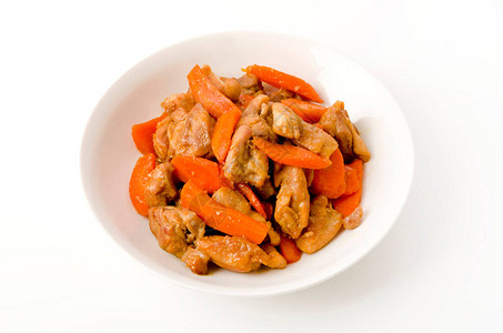 鸡薯条和胡萝卜在白色的盘子上图片
