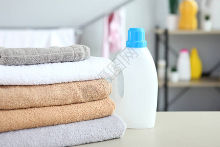 洗衣房里的干净毛巾和洗衣粉图片