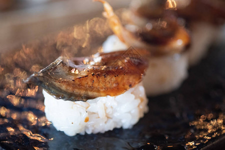 鳗鱼寿司在黑盘上设置日本鳗鱼图片