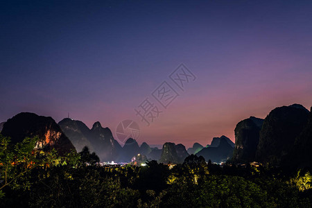 广西省日落后永秀的海滨山脉景色令人印象深刻图片