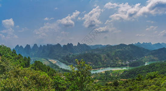 广西省永秀的美丽绿色潮湿和稠密喀什山地貌全背景图片