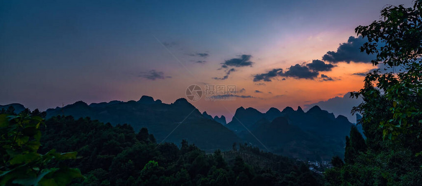 广西省YangshuoYangshuo日落时的美丽绿色潮湿和稠密喀尔图片