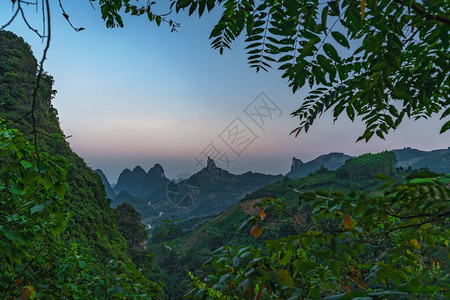 广西省永秀的美丽绿色潮湿和稠密喀克山脉风景之眼希雅贡山观背景图片