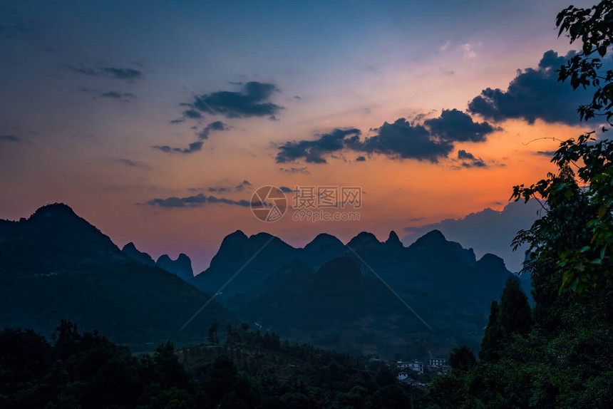 广西省YangshuoYangshuo日落时的美丽绿色潮湿和稠密喀尔图片