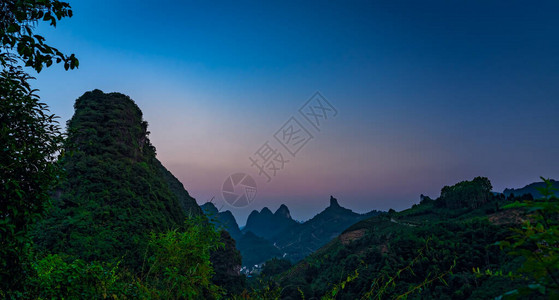 广西省永秀黄昏时的美丽绿色潮湿和稠密喀克山脉风景背景图片