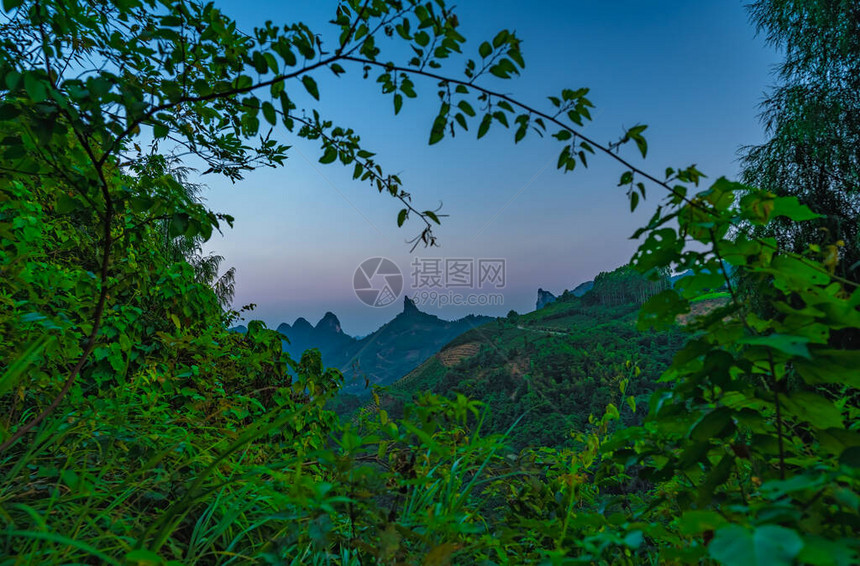 广西省永秀的美丽绿色潮湿和稠密喀克山脉风景之眼希雅贡山观图片