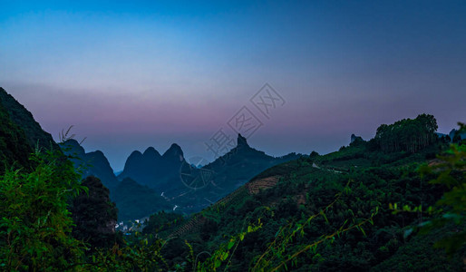 广西省YangshuoYangshuo日落时的美丽绿色潮湿和稠密喀尔背景图片