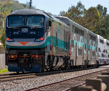 一辆通勤列车离开加州圣胡安卡皮斯特拉诺火车站时图片