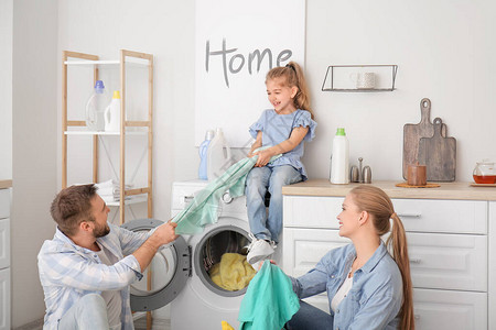 在家洗衣服的幸福家庭图片