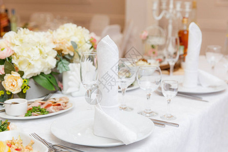 婚礼餐桌布置和鲜花装饰图片