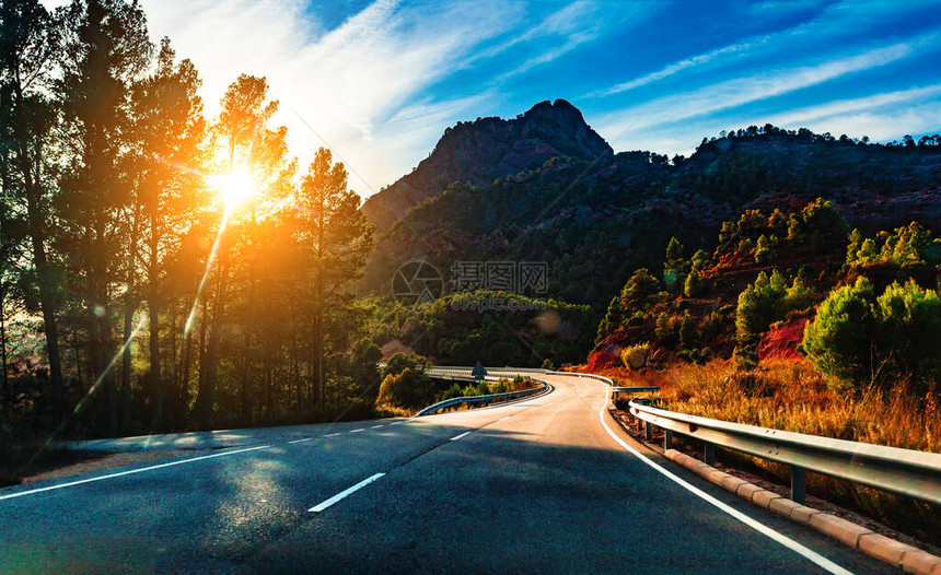 汽车旅行和风景秀丽的沙漠道路冒险和目的地概念乡村道路背景和多图片