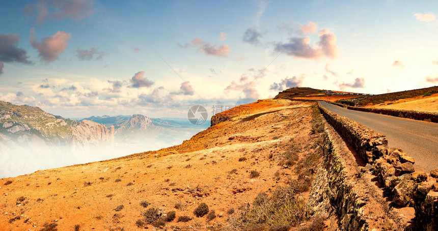 汽车旅行和风景秀丽的沙漠道路冒险和目的地概念乡村道路背景和多图片