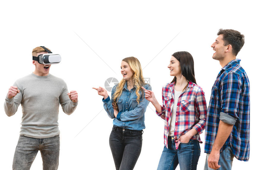 四位快乐的朋友在白色背景上带着虚拟真实图片