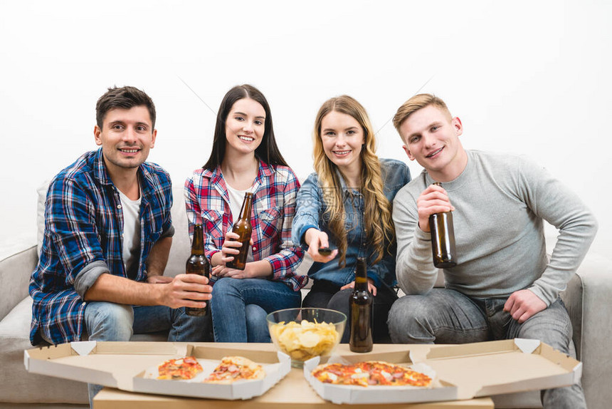 四个快乐的人用披萨和啤酒在白色背景上图片