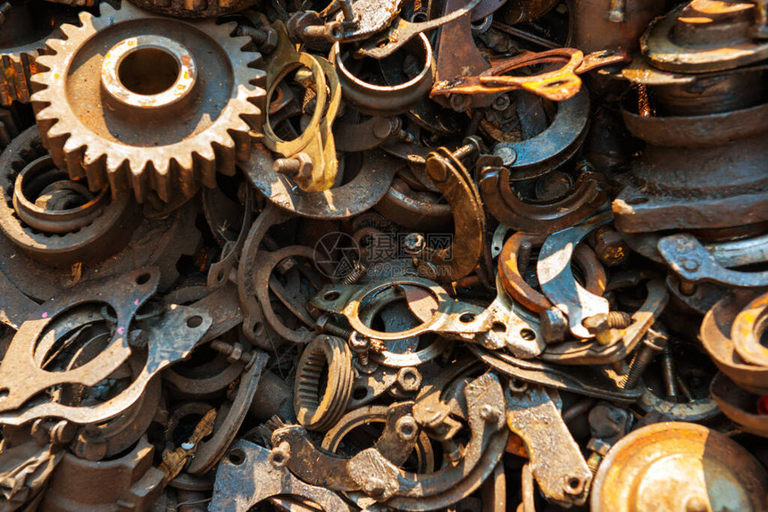 旧的生锈金属废料用过的机器备件和汽车零件可用作机械图片