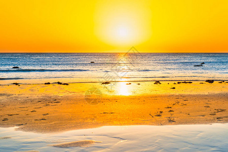 在美丽的沙滩上晒太阳蓝海水图片