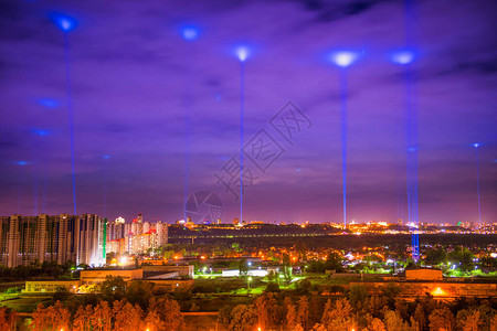 夜幕照亮的城市云彩和天空图片