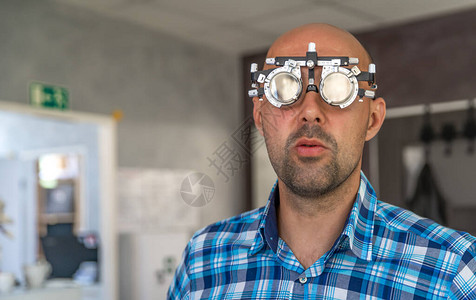 检查戴特殊眼镜的人眼睛测量眼科手图片