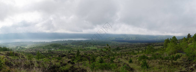 印度尼西亚巴图尔火山附近巴厘岛的云图片