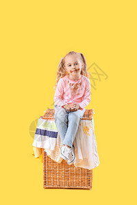 穿脏衣服的小女孩在彩色背图片
