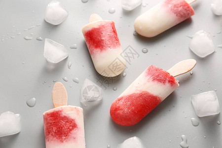 灰色背景上的美味草莓冰淇淋图片