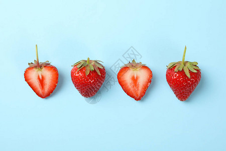 蓝色背景的美味草莓图片