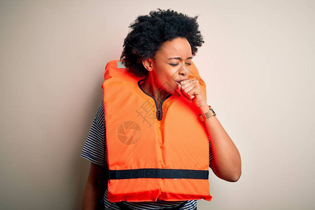 身着橙色保护活衣的卷发非洲裔美籍年轻女图片