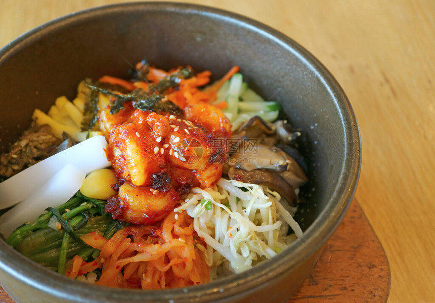 Bibimbap或韩国传统热石碗中与肉类和各图片