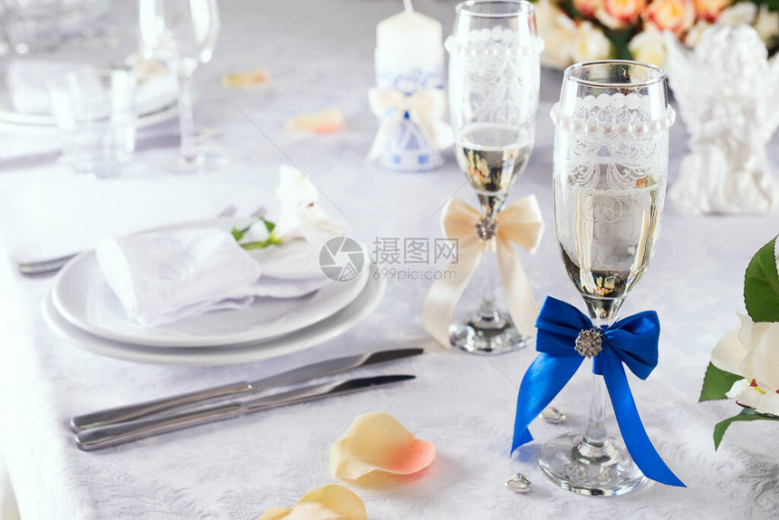 edding香槟杯在白色桌布上与活动派对或婚宴的餐桌设置桌子图片