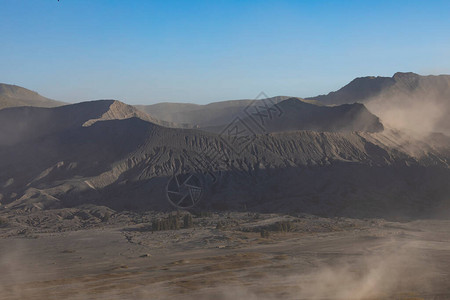 布罗莫火山的巨大卡路德拉图片