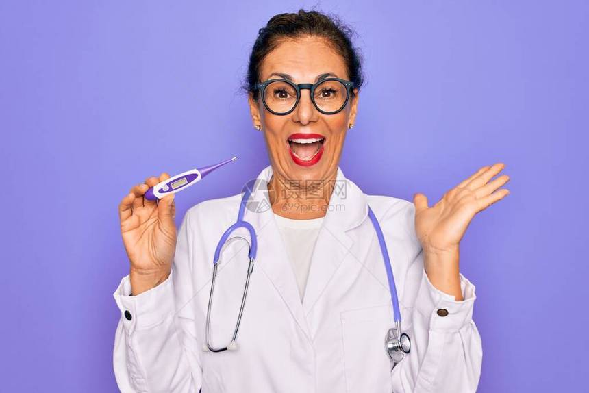 拥有医疗温度计的中年高级专业医生女非常快乐和兴奋图片