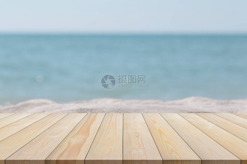海面上的木板地模糊背景图片